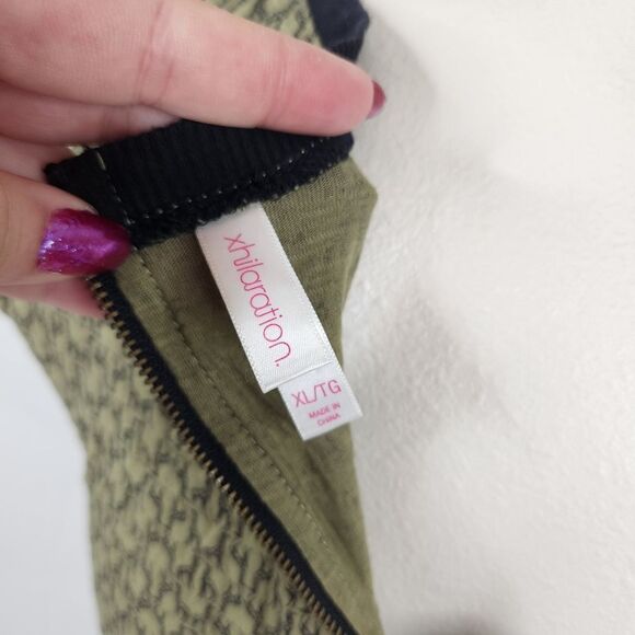 3/$25 Xhilaration Green Giraffe V-Neck Short Sleeve Back Zip Top Sz XL - Picture 6 of 6